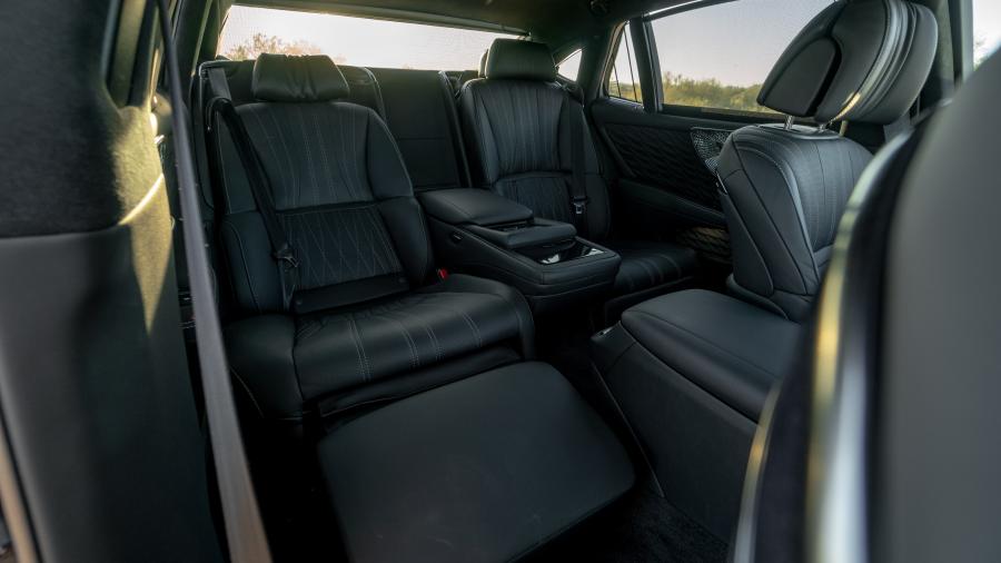 Интерьер Lexus LS500h 2017 года  (NA) (фото 24 из 40)
